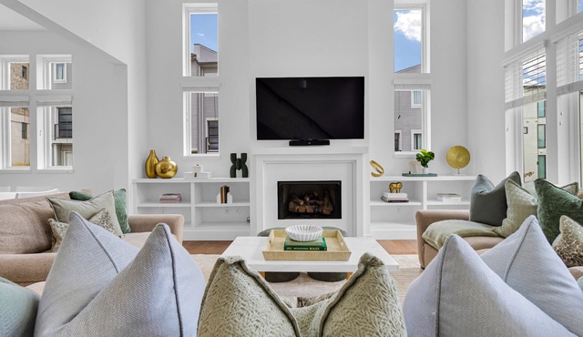 FREE NIGHT DEAL! DOWNTOWN LUXURY! ONLY 2MI TO BROADWAY! #1 of 5 HOMES IN A ROW!