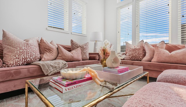 FREE NIGHT DEAL! DOWNTOWN! 2MI TO BROADWAY! DOLLHOUSE! #2 of 5 HOMES TOGETHER!