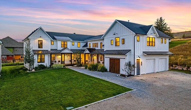 FREE NIGHT-New Farmhouse-SLEEPS 45-Book 3 get 1 free -Most Winter/Spring Days