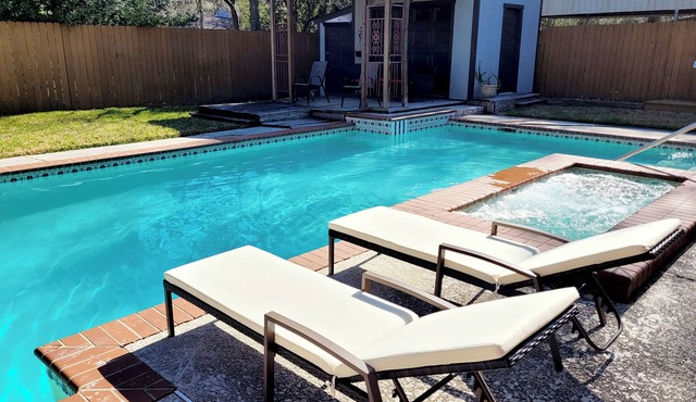 FREE NIGHT! Sleeps 10, Private Pool, Hot Tub