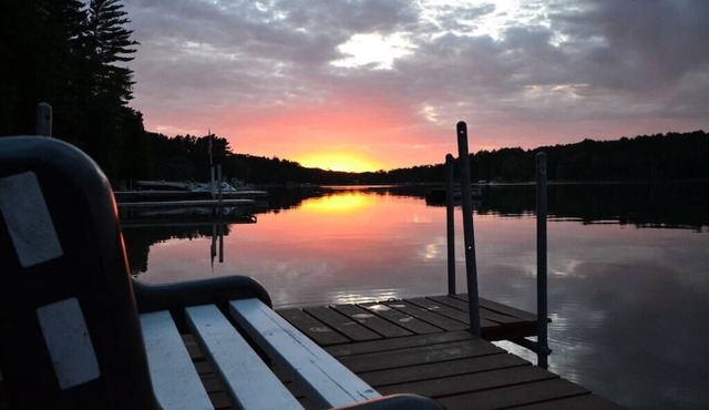 Free nite w/wknd off season lakehome boats pier fireplace hottub sand beach raft