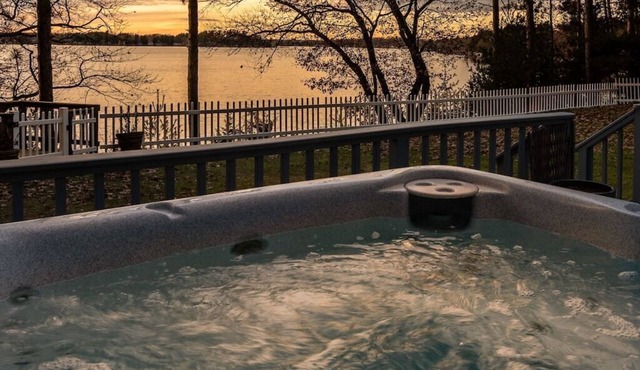 Free nite w/wknd offseason lakefront hottub fireplace kayak paddleboard boatpier