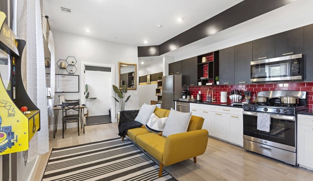 Free Parking 30% Off 4 br Duplex Prime location