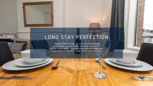 Free Parking, 4 King Bedroom Townhouse, Fast WIFI, Fully Equipped Kitchen, 15 min drive to Nissan, 20 min to Newcastle Sunderland, Ideal for Long Term Contractor etc Stays, Regular Housekeeping Option - Dwellcome Home Ltd - See Our Site for Assurance