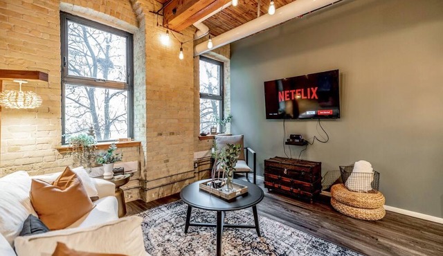 FREE PARKING-5 Star FULLY Stocked Quiet 2 BR Loft-Central-ALL Travellers
