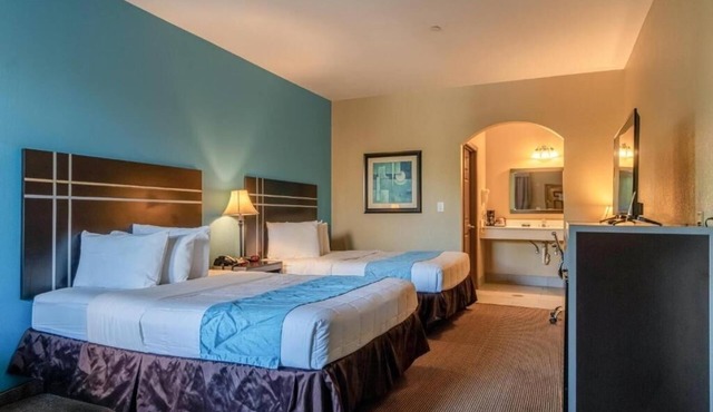 Free Parking And Breakfast At A Sleek Room Near Tracie’s Bar