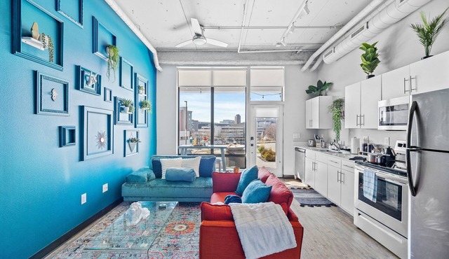 Free Parking and Gym - Loft Near Wells Fargo Arena Downtown - Stocked Kitchen