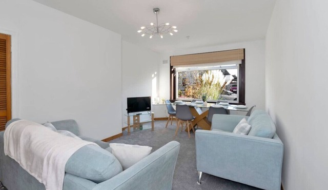 Free Parking | Central | Sleeps 6 | 3 Bedrooms