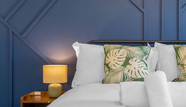 Free Parking | Central | Sleeps 5 | 2 Bedrooms