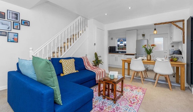 Free Parking | Central | Sleeps 5 | 2 Bedrooms