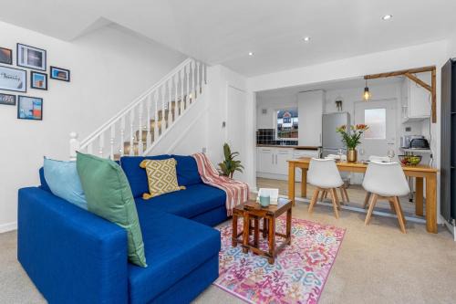Free Parking - Central - Sleeps 6 - 2 Bedrooms