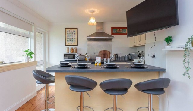 Free Parking | City Centre | 3 Bedrooms | 5 Guests