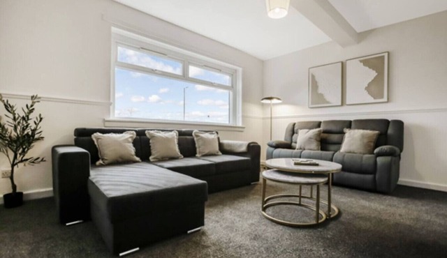 Free Parking | Central | Sleeps 6 | 3 Bedrooms