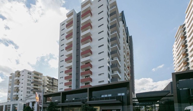 free parking good location 2bds Apt in Burwood