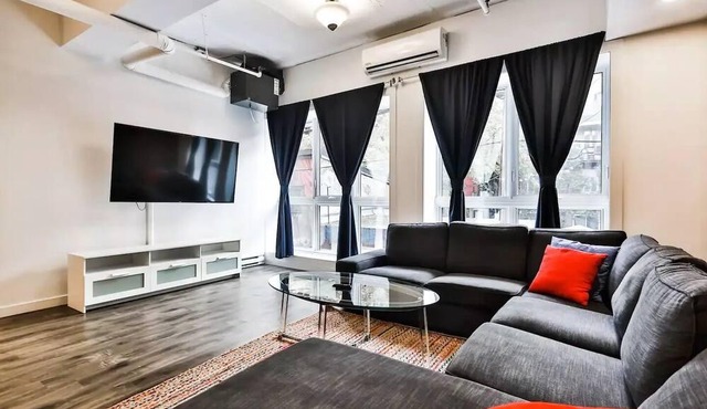 FREE PARKING ♠ GORGEOUS ♠ HUGE UNIQUE in ♥ of city - Superhost on Airbnb
