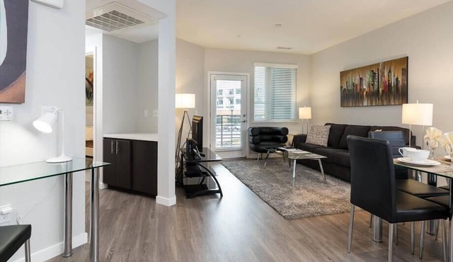 Free Parking! Heated Pool & Spa | nr Menlo Park Rail