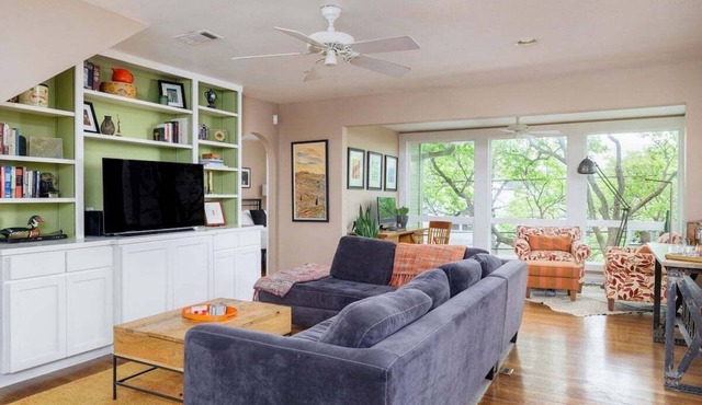 Free Parking, King Bed, 3 BR, Downtown - Treehouse