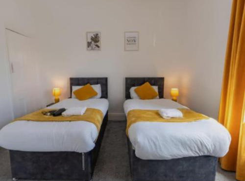 FREE parking, LARGE House for Contractors & Families, Sleeps 5, 5 mins to Etihad Stadium