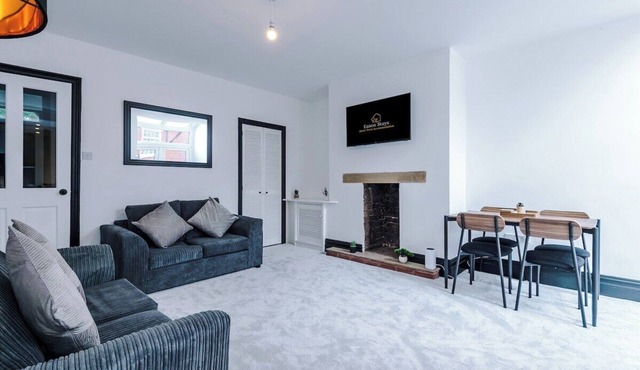 Free Parking | Modern 4 Bedroom Home in Darwen