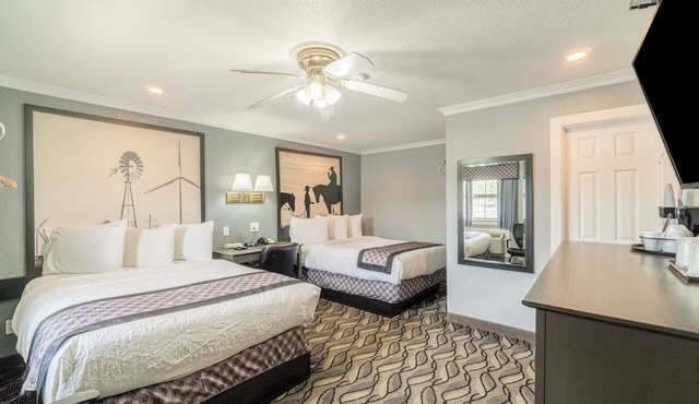 Free Parking | Near Shops and Dining Downtown | 2 Queen Beds Non‑Smoking Room