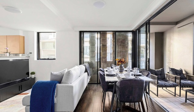 Free Parking on Cross, 5 mins to Star and Darling Harbour