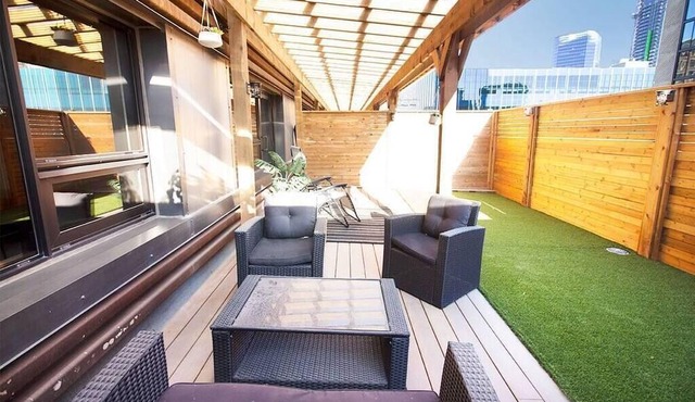 Free Parking! One-bedroom suite w/ patio & laundry