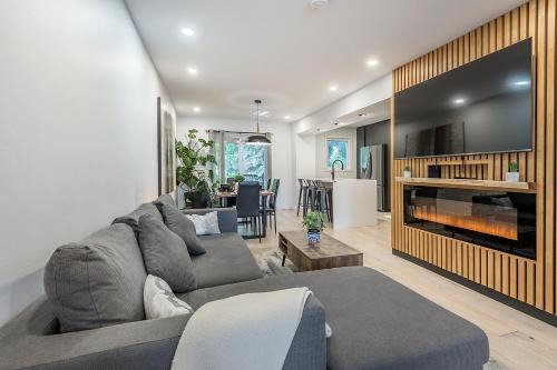FREE PARKING PRIME LOCATION NEW MODERN CONDO