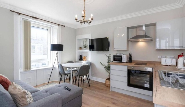 Free Parking | Sleeps 5 | 2 Bedrooms | Hawick