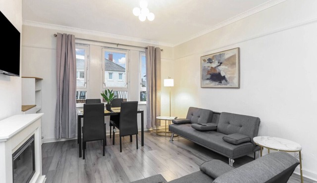 Free Parking | Sleeps 7 | Central | 2 Bedrooms