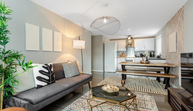 FREE Parking Spacious 2BR Flat in Irlam