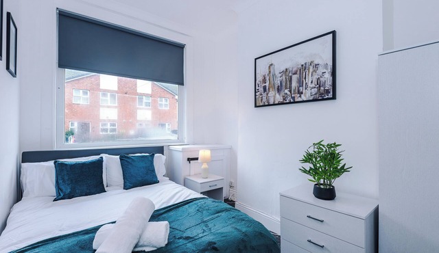 FREE Parking, Stoke, Sleeps up to 10, 4 bedrooms