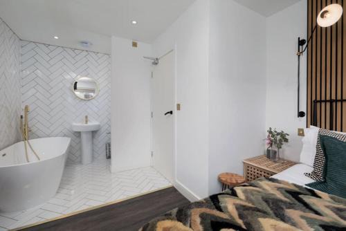 Free Parking The Quays- Sleeps 8 by Genesis Living