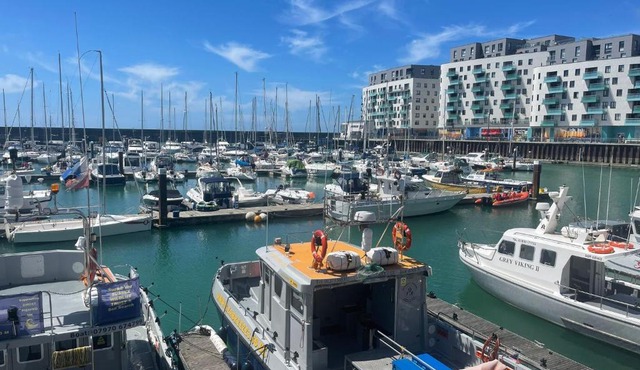 Free parking * THREE BEDROOM HOUSE SLEEP 6* Brighton Marina* Stunning View
