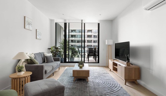 Free parking - trackside apartment with pool, gym