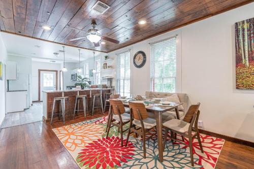 Free parking, Walk to Botanical Garden, PS4, Grill, Private fenced backyard, Pets allowed