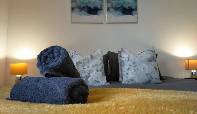 Free Parking/WIFI 3 bed house, Sleep 6 with 2showers, near Uni and Town centre!