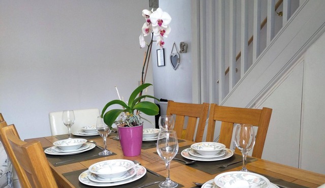 Free Parking/WiFi, 3 Beds sleep 6 near Uni & Town!