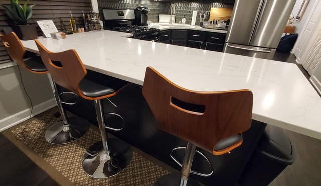 Free Parking & Wifi in Bucktown/Logan Square Apt, Close to Everything!