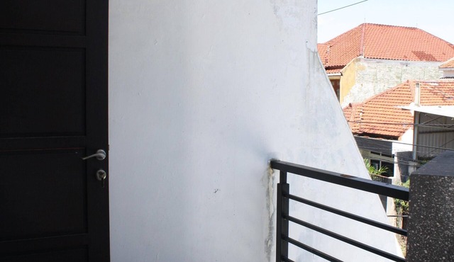 Free Parking, WIFI, Netflix, Spacious Downtown 0.9km to Tunjungan Plaza - ROOM 1