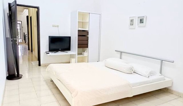 Free Parking, WIFI, Netflix, Spacious House 0.9km to Tunjungan Plaza - ROOM 2