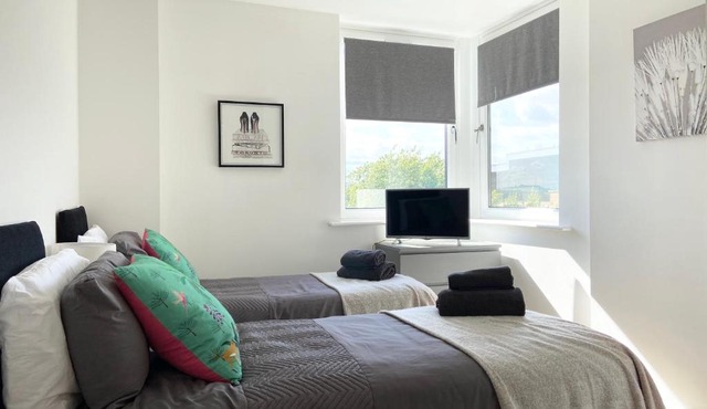 !FREE PARKING with BALCONY! - Ocean Views Apartment - 4 single beds or 2 doubles