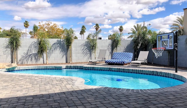 Free Pool Heat! Hot tub, Fire Table, Amazing backyard, RV Parking!