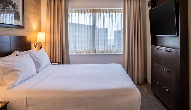 Free Shuttle to Chicago O'Hare Intl Airport! Pet-friendly Property!