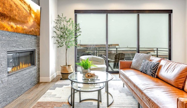 *FREE SKI RENTAL* Perfect for Families – 10 Mins to Skiing, Private Hot Tub, Upstairs Family Room