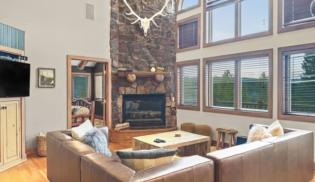 Free SkyCard Act - Ski Area Views, Private Hot Tub, Gas Fireplace-Above the Fray