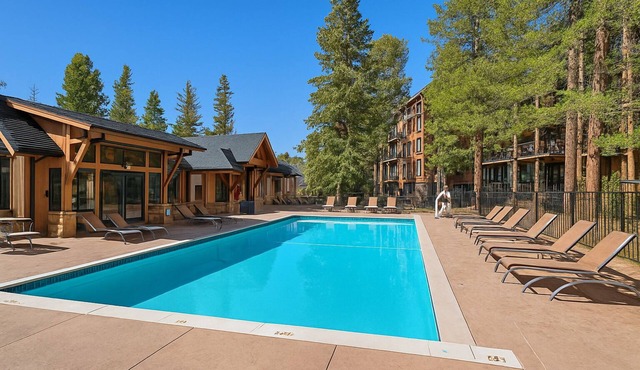 Free SkyCard Activities - Spacious Condo, Walk to Ski Lifts, Pool & Hot Tubs