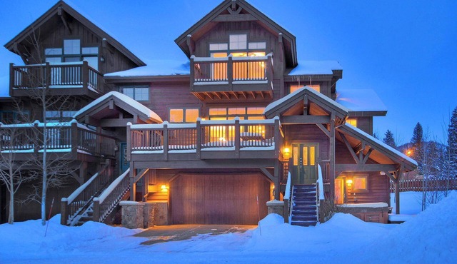 FREE SkyCard Activities - 3-Level Townhome, Private Hot Tub, Gas Fireplace - Highland Greens Linden