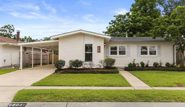 Free-standing Beauty w Covered Parking and Yard