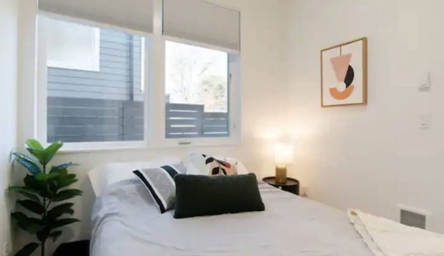 Free Street Parking Modern & Bright Guest Unit