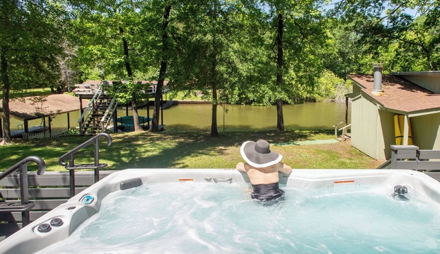 FREE Swim Hot Tub! Nestled in the Trees on Cedar Creek Lake